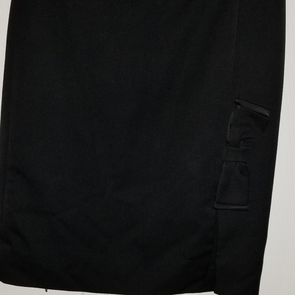Black skirt with bow on the side with an open slit